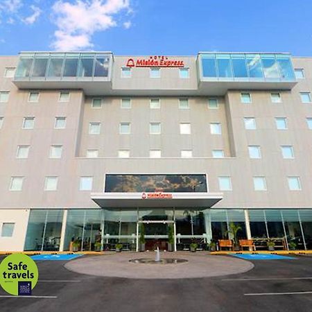 Готель Mision Express Сан-Хуан-дель-Ріо Екстер'єр фото